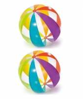 2x opblaasbare ballen gekleurd 122 cm buitenspeelgoed